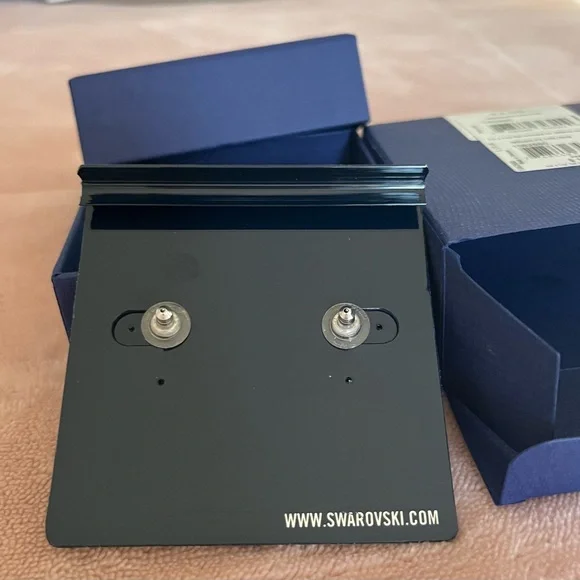 Earrings, Swarovski. Teardrop shape with opal stones in center - Picture 2 of 4